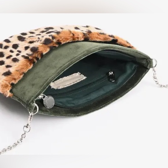 America & Beyond Green Leopard Faux Fur Crossbody Clutch Chain Strap NWT - Picture 6 of 16